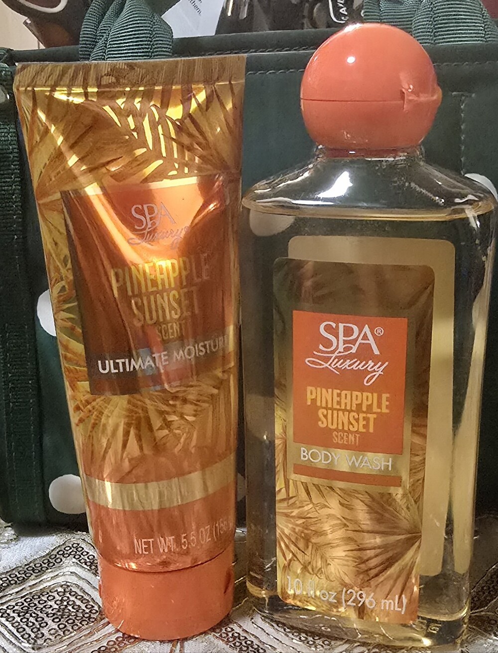 Pineapple Sunset Body Wash & Ultimate Moisture Lotion SET